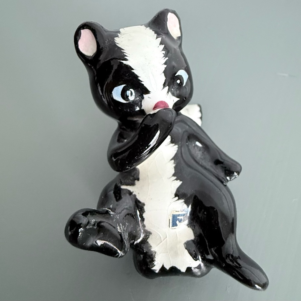 Vintage Skunk salt or pepper shaker